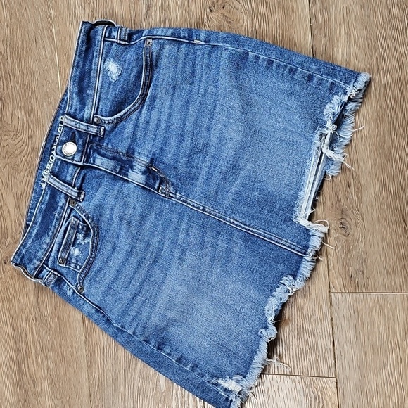 American Eagle Super Stretch Medium Wash Distressed Denim Frayed Hem Mini Skirt - Picture 2 of 15